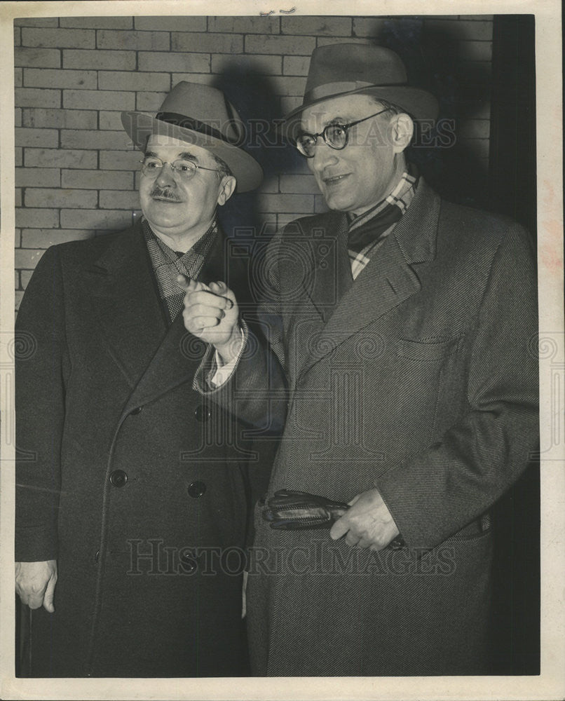 1949 Press Photo Chgo Concul Peter Duzvardis And Styasys Lozoaltis-La Salle Sttn - Historic Images