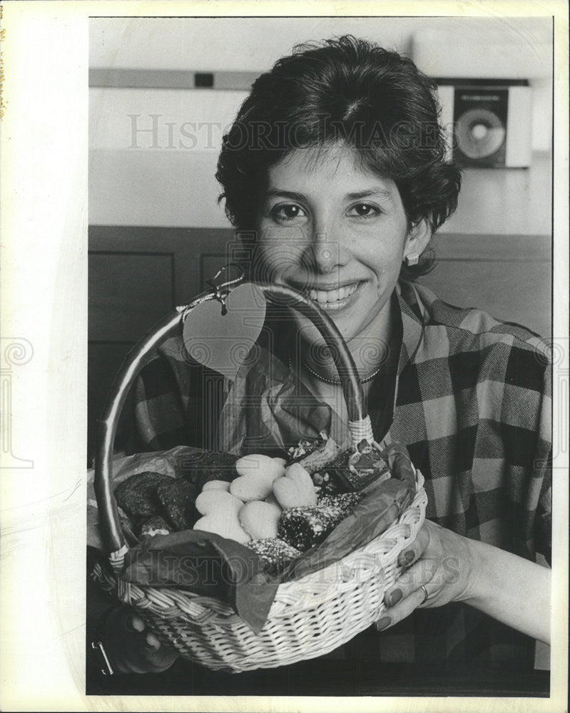 1986 Press Photo Karen Uhlmann With Her Handmade Cookies - Historic Images