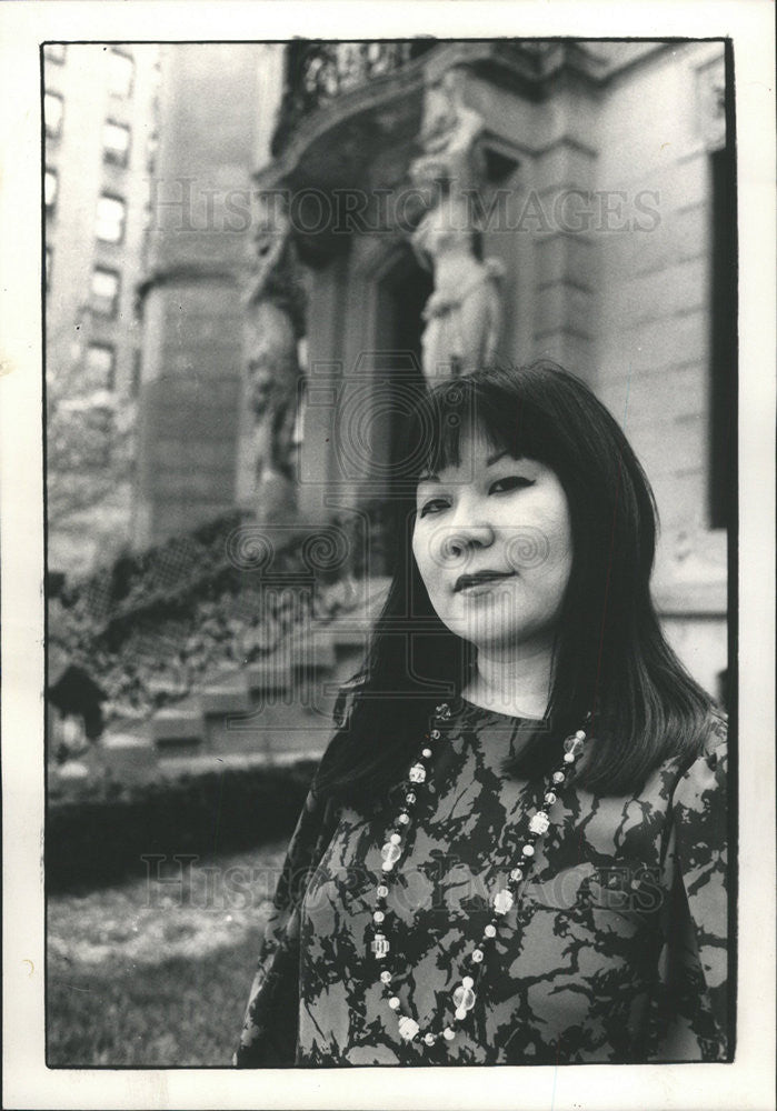 1988 Press Photo Psychic Karen Uchima At Haunted Dewes Mansion In Chicago - Historic Images