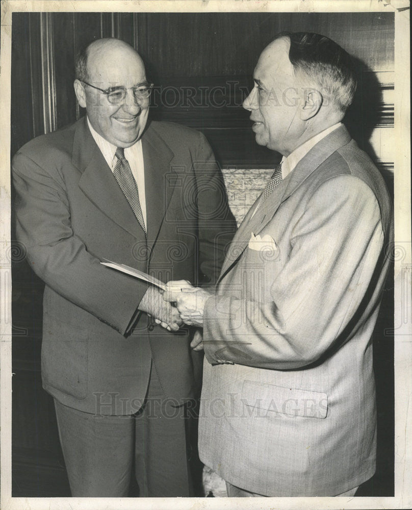 1953 Press Photo George Williams College President Coffman Receiving Check - Historic Images