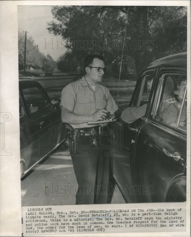 1963 Press Photo Preacher-Policeman Rev David Ratzlaff On The Job - Historic Images
