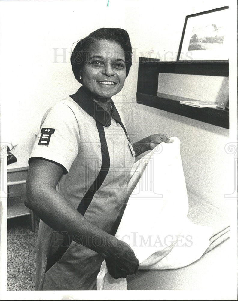 1977 Press Photo Lying-In Hospital Worker Mrs. Deleane Redd - Historic Images