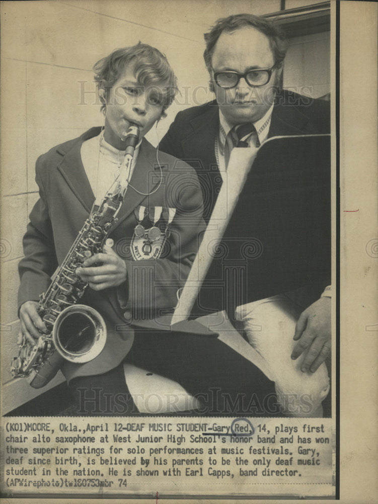 1974 Press Photo Gary Red,deaf plays saxophone,Earl Capps band director - Historic Images