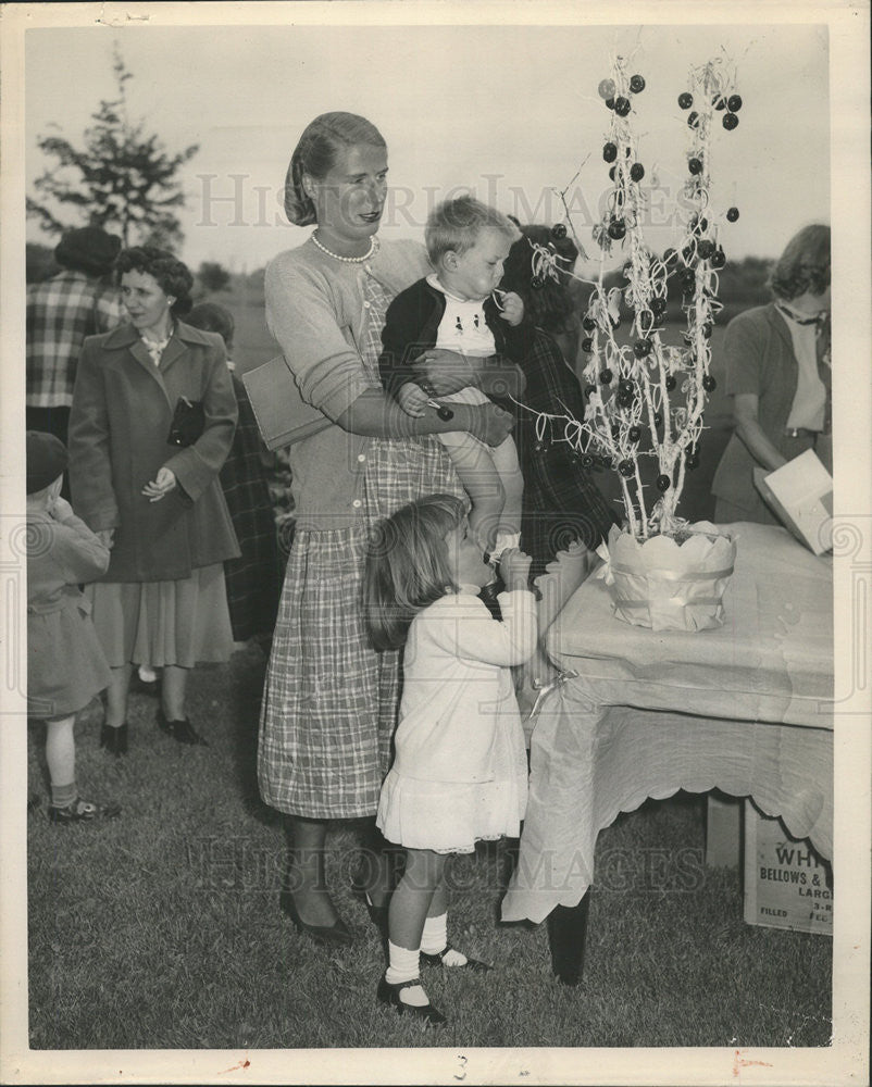 1949 Press Photo Mrs Michael Reddyand kids Kinley and Ann - Historic Images