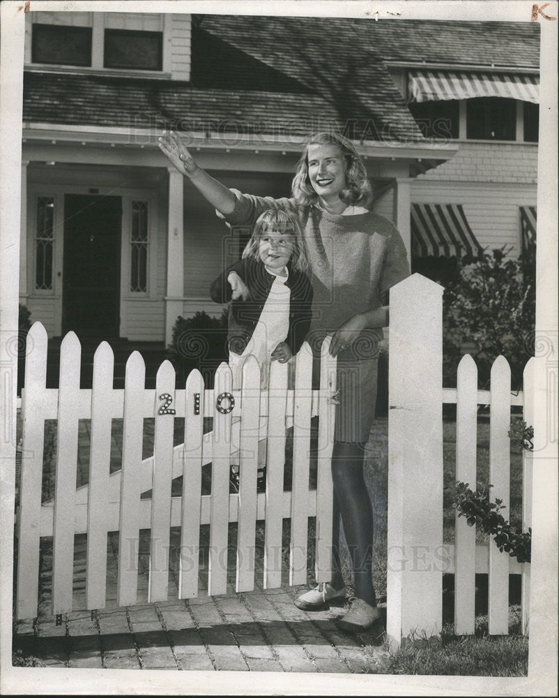 1949 Press Photo Anne Reddy and mom - Historic Images