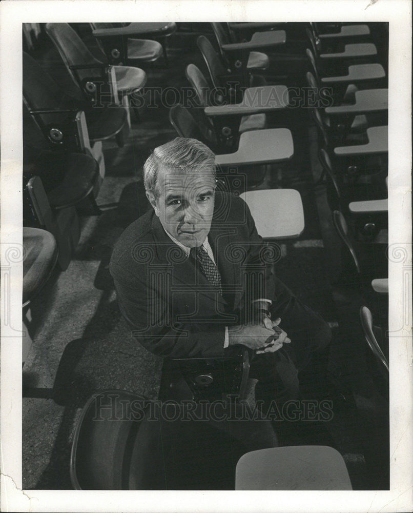 1969 Press Photo TV Host Harry Reasoner - Historic Images