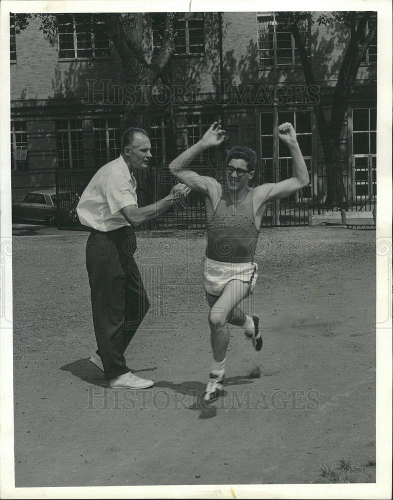 1964 Press Photo Coach Bob Wright checks time of Paul Magida - Historic Images