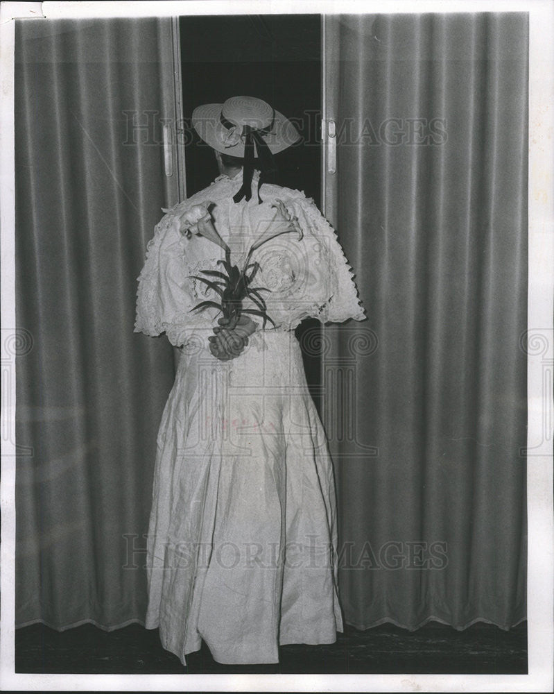 1960 Press Photo Mrs. Robert E. Lundeen As A Gay &#39;90s Bride For Church Sale - Historic Images