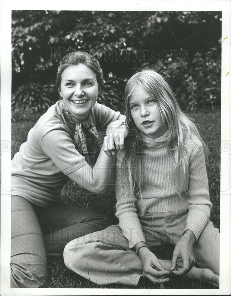 1971 Press Photo Joanne Woodward Nell Newman Eagle Hawk - Historic Images