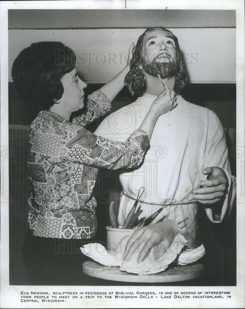 1974 Press Photo Sculptress Eva Newsom Puts Finishing Touches On Biblical Figure - Historic Images