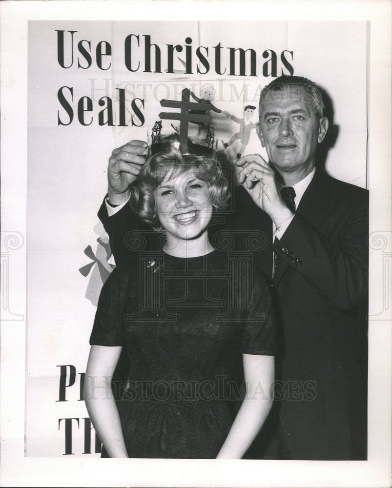 1961 Press Photo Gail Mansfild Christmas Seal Queen Sherman House Crowned - Historic Images