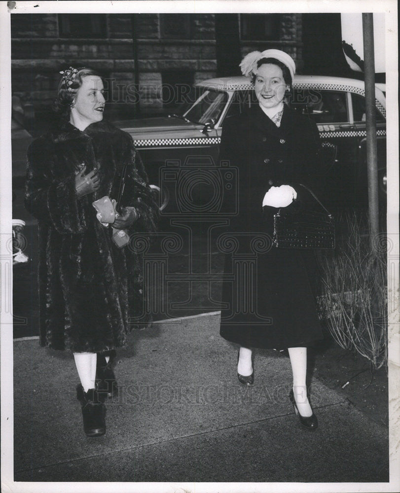 1957 Press Photo Mrs Frank Mackey Jr with Frank Coolidge attend Junior League - Historic Images