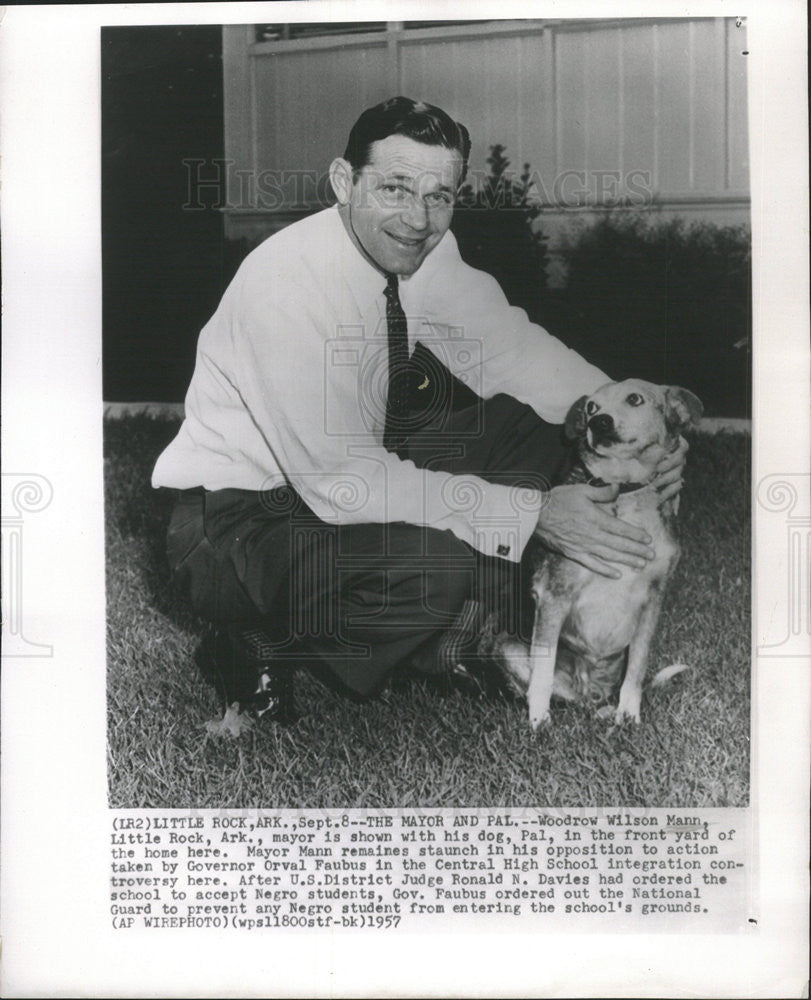 1957 Press Photo Woodrow Wilson Mann Little Rock Mayor With Dog Pal at home - Historic Images