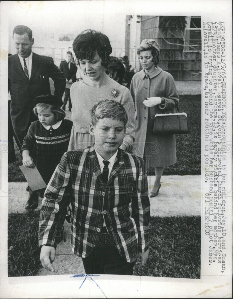 1965 Press Photo James Arthur Lovell NASA Astronaut Wife Children At C ...