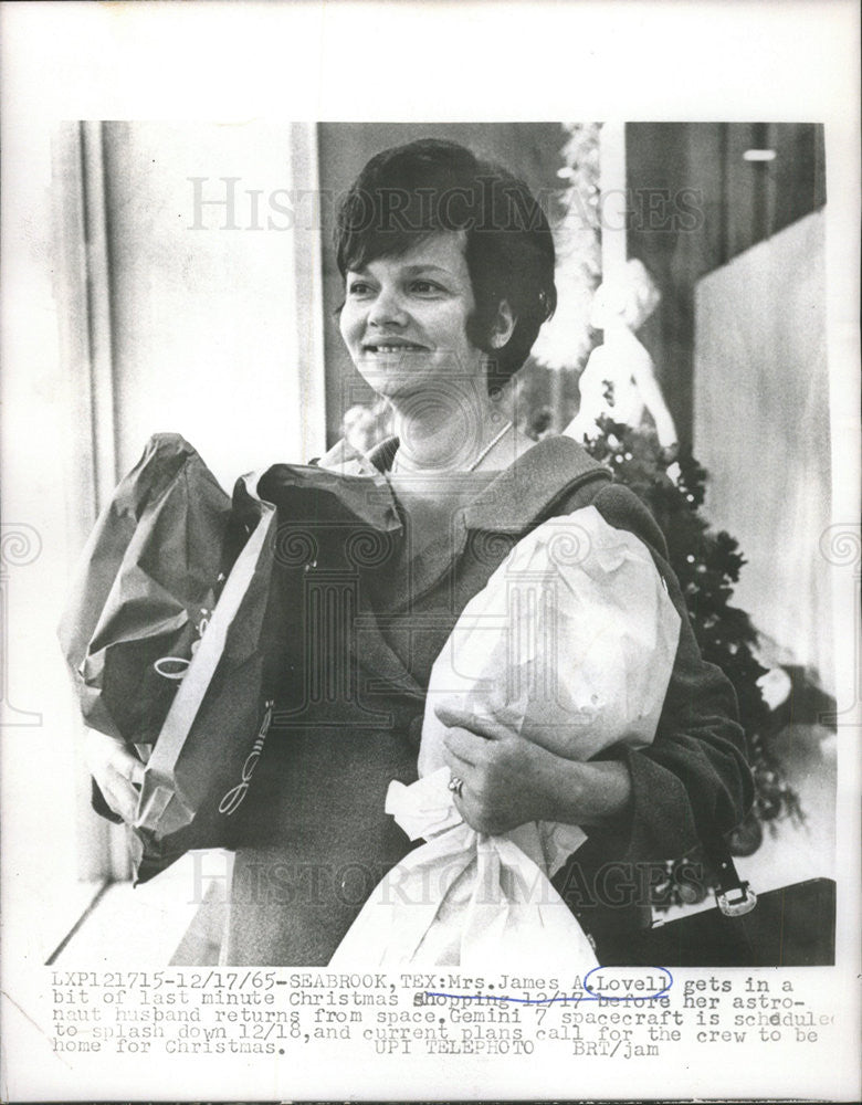 1965 Press Photo Mrs. James A. Lovell - Historic Images