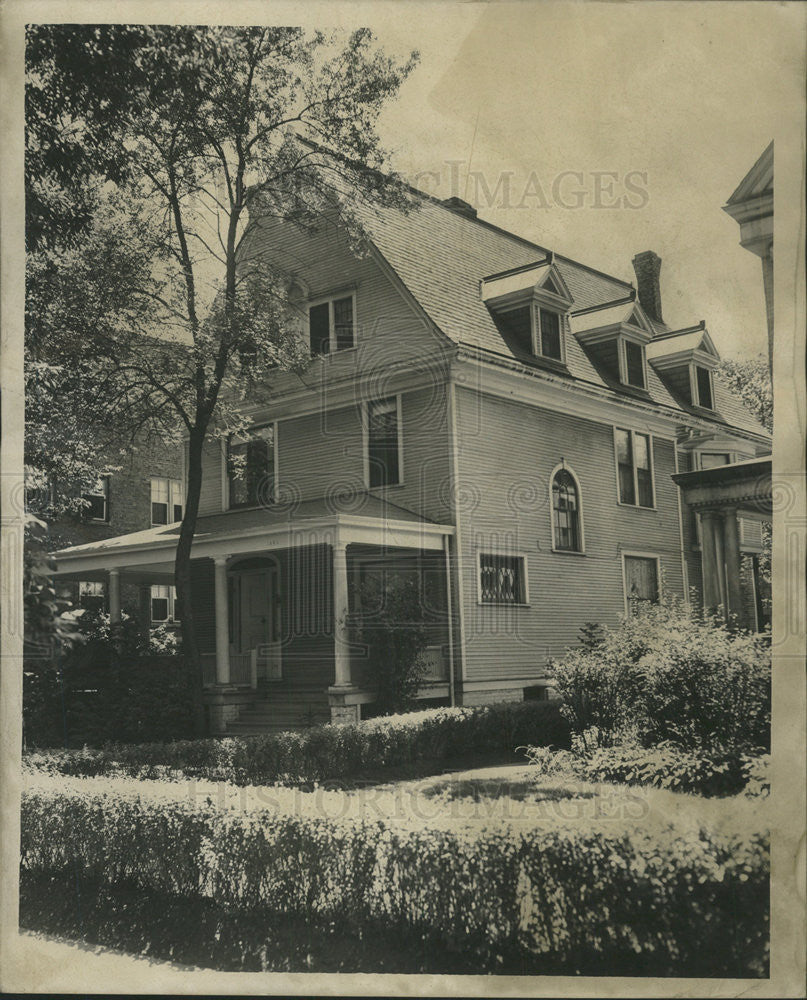 1945 Press Photo Mrs. Margie Lowe Evanston Illinois Residence - Historic Images
