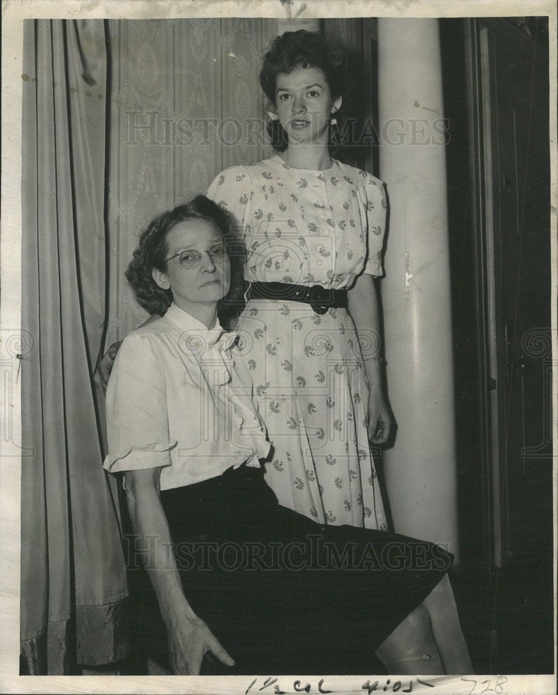 1945 Press Photo Margie Lowe Daughter Rosalie Extortion Note - Historic Images