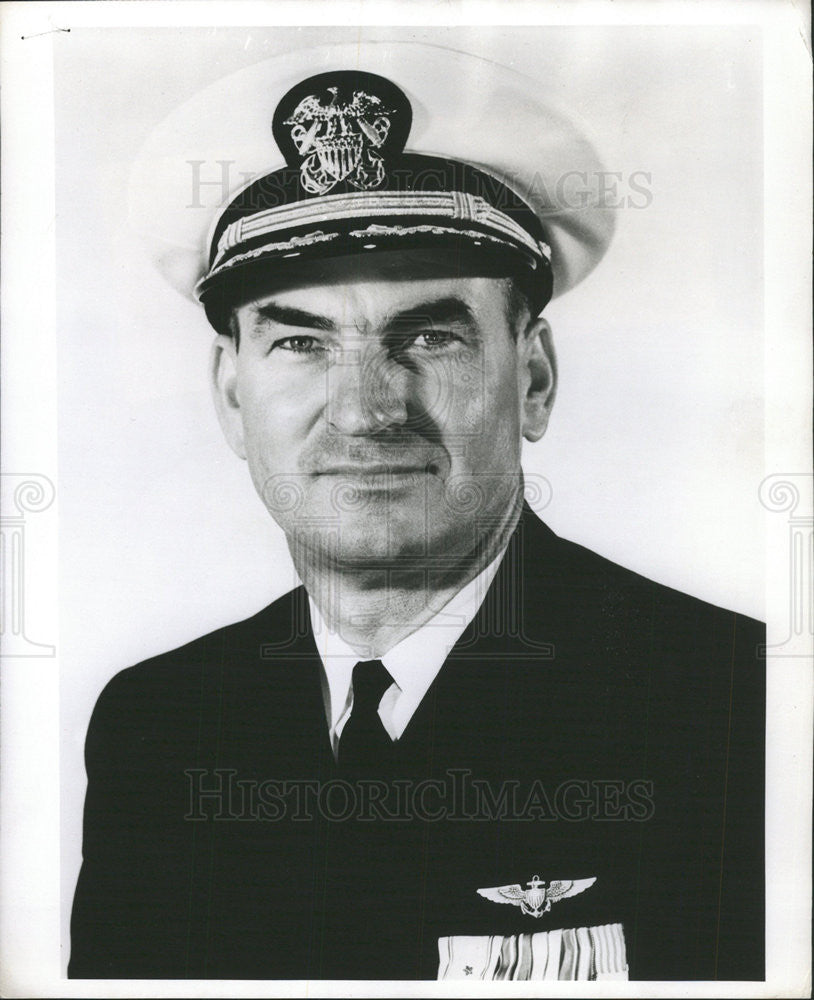 1982 Press Photo Captain marcus L. Lowe Jr. , USN, assumed command of the Naval - Historic Images