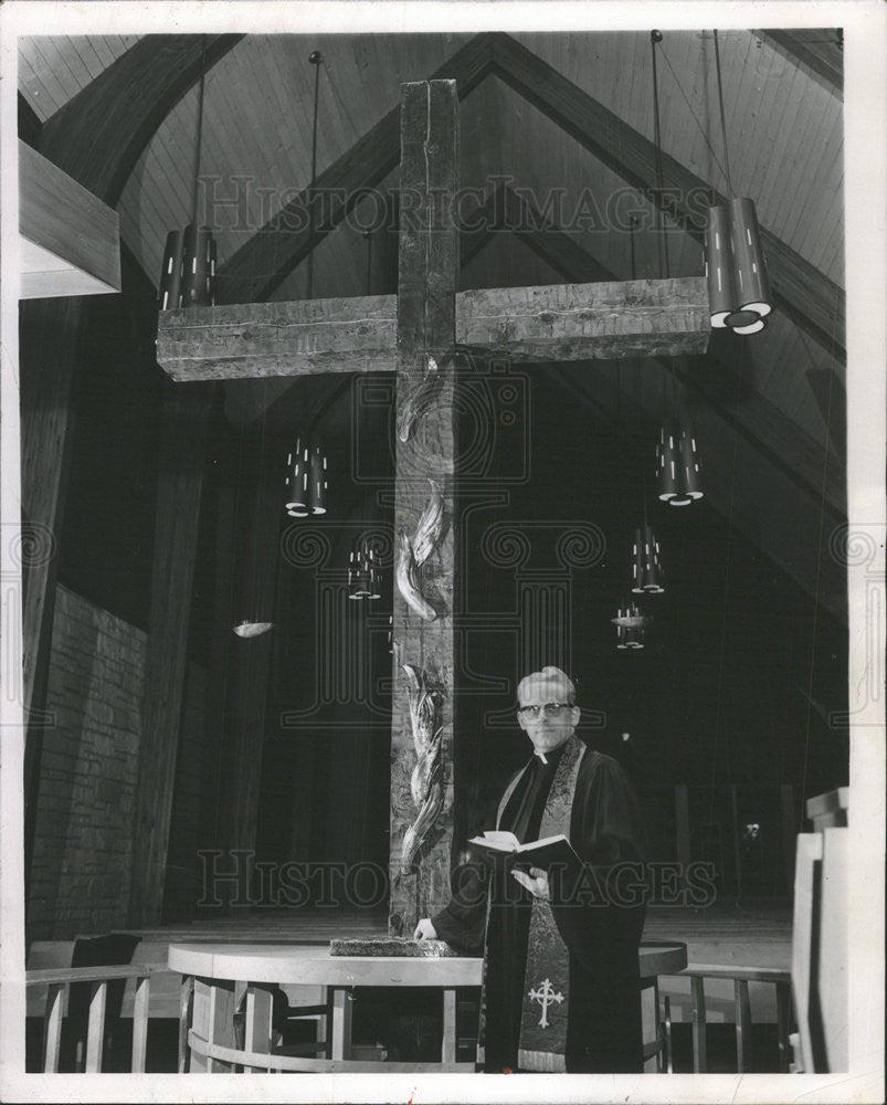 1962 Press Photo Reverend Leonard Lowe Chicago Illinois Church Pastor - Historic Images