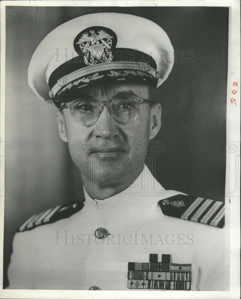 1955 Press Photo Capt Edmund Lowe US Naval Hospital Chief at Great Lakes - Historic Images