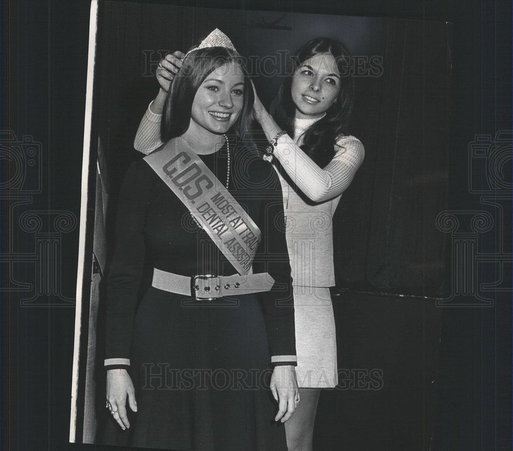 1972 Press Photo Jan Mahlstedt crown &quot;Most Attractive Dental Assistant&quot; Queen - Historic Images