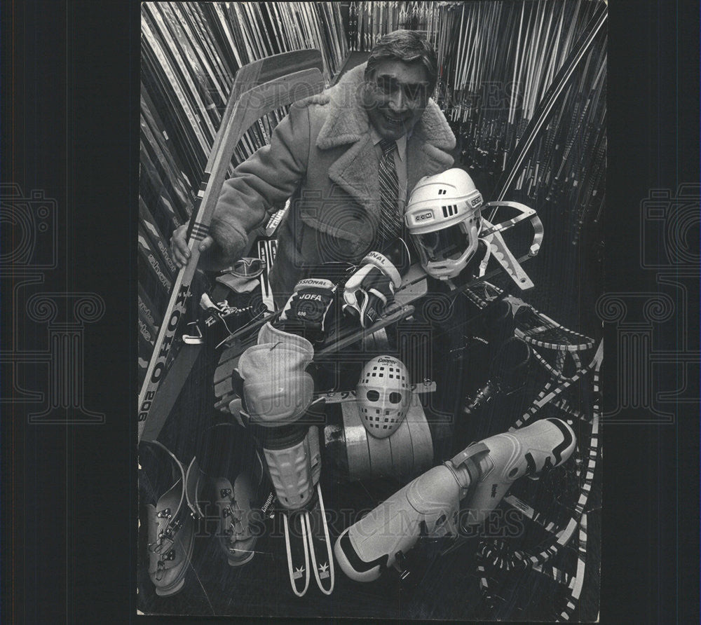 1977 Press Photo Marrie Mages In His Chicago Sporting Goods Complex - Historic Images