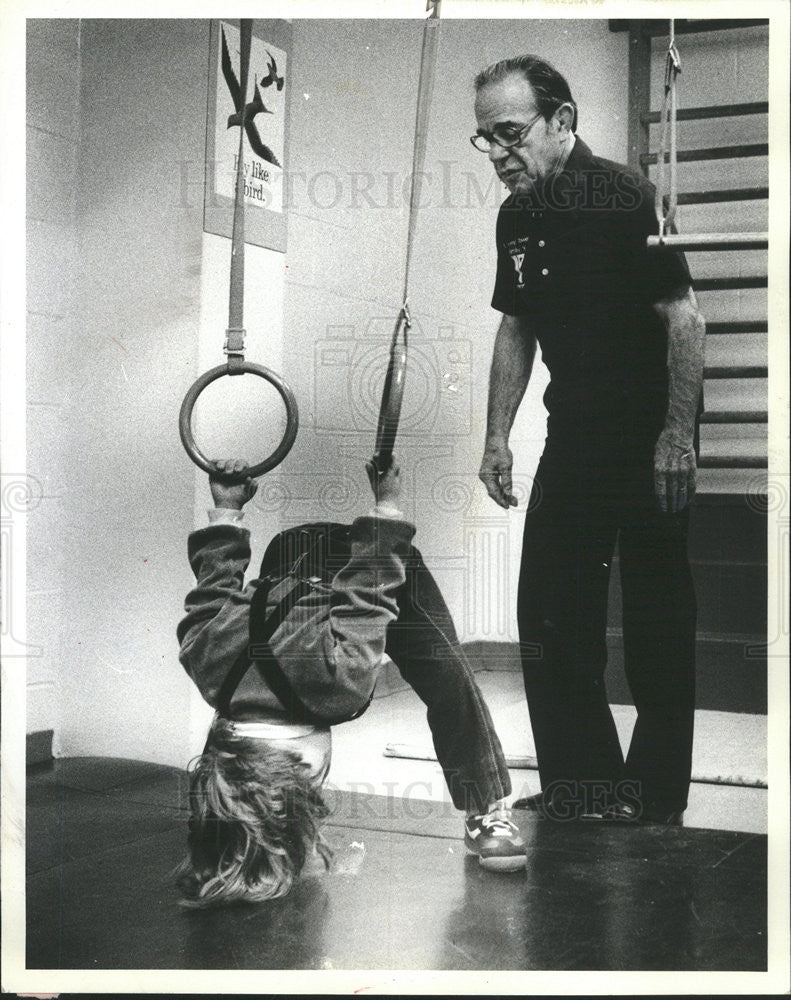 1981 Press Photo Ray Newman Retired Bartender Volunteer Handicap Kid at YMCA - Historic Images