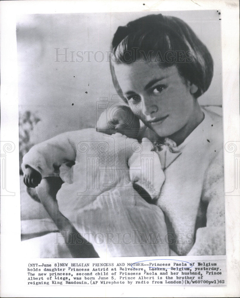 1962 Press Photo Princess Paola Of Belgium Holds Daughter Princess Astrid - Historic Images