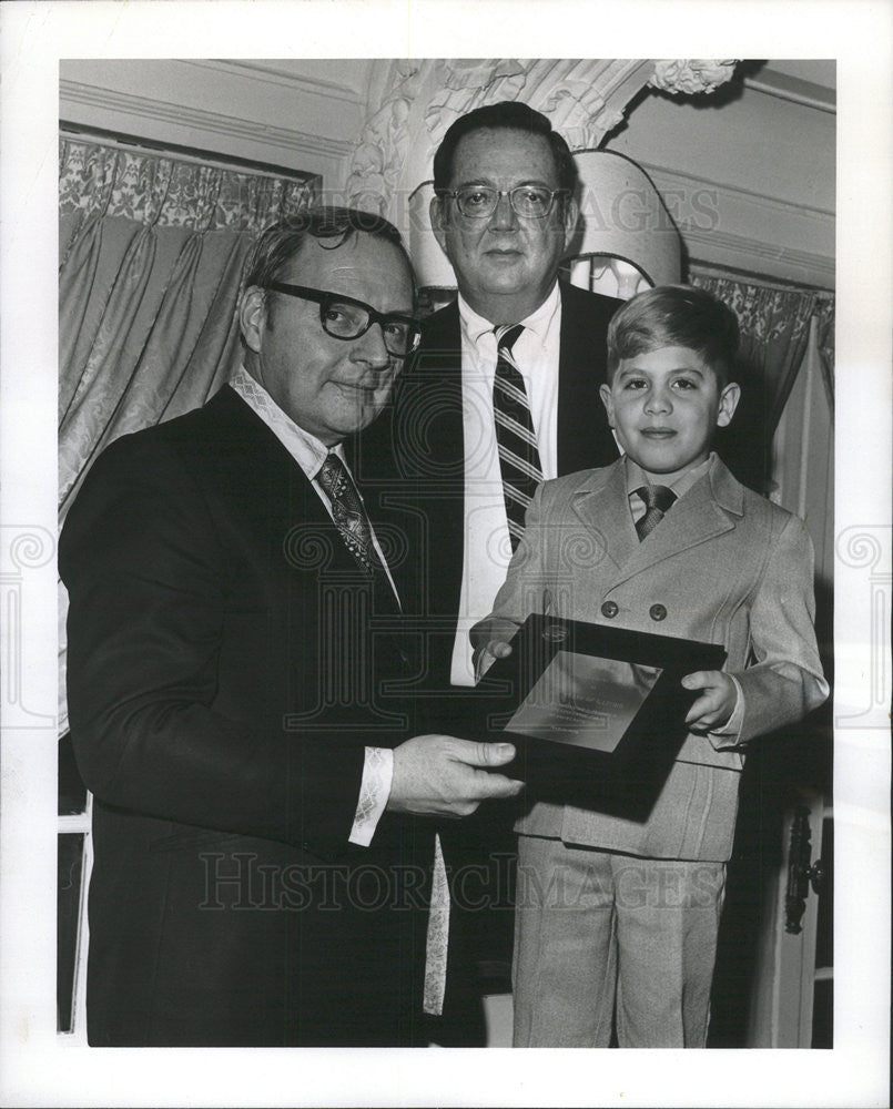 Press Photo Gov Ogilive Accepts Award from Dr. E. Lovell Becker Pres Natl Kidney - Historic Images