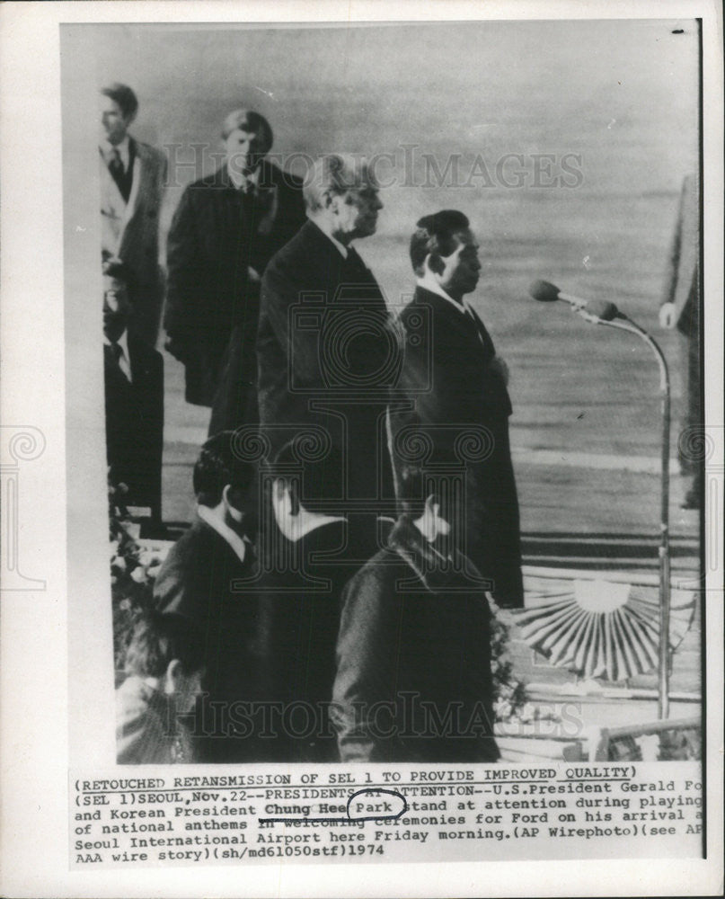 1975 Press Photo U.S. Pres Gerald Ford &amp; Pres Chung Hee Park Seoul Intl Airport - Historic Images