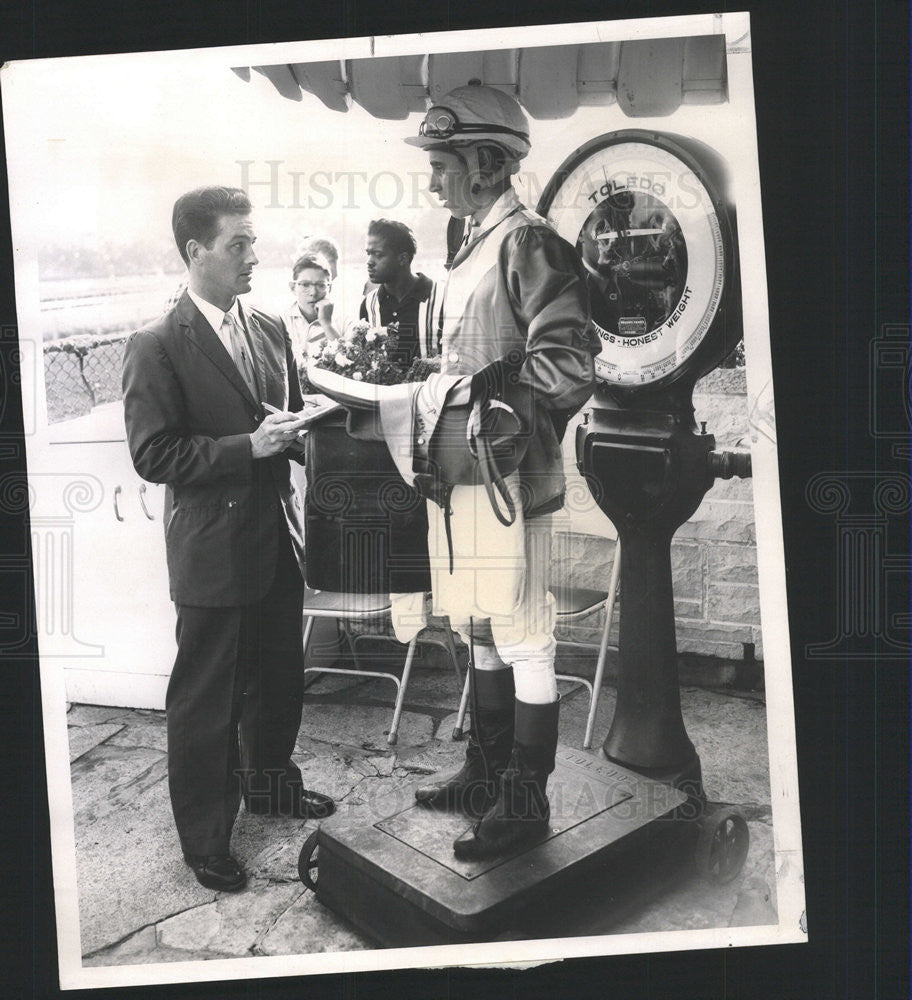 1961 Press Photo Bennett Parks &amp; Jockey Plomchok After he Won - Historic Images