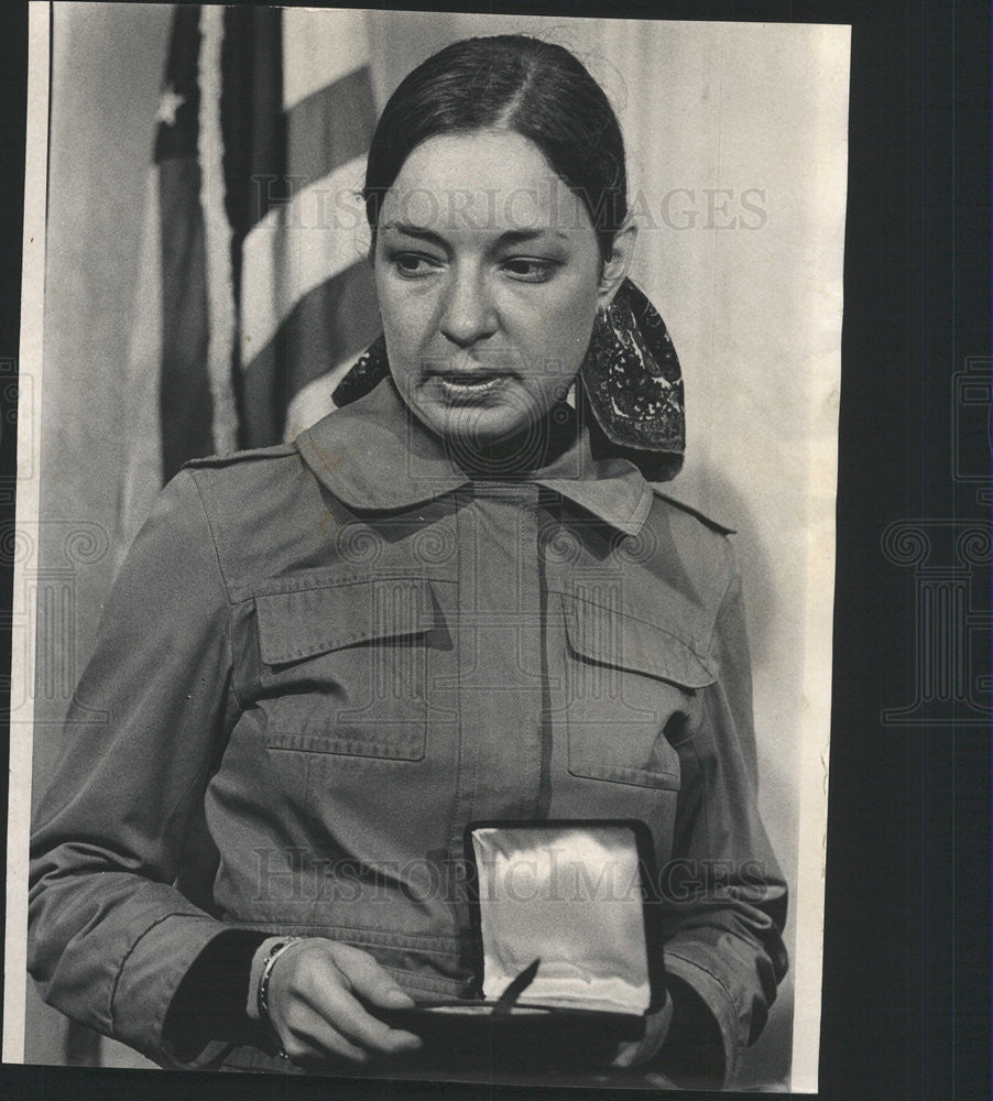 1972 Press Photo Mrs Linda Vores Martin Widow Of Martin Holds Medal Of Merit - Historic Images