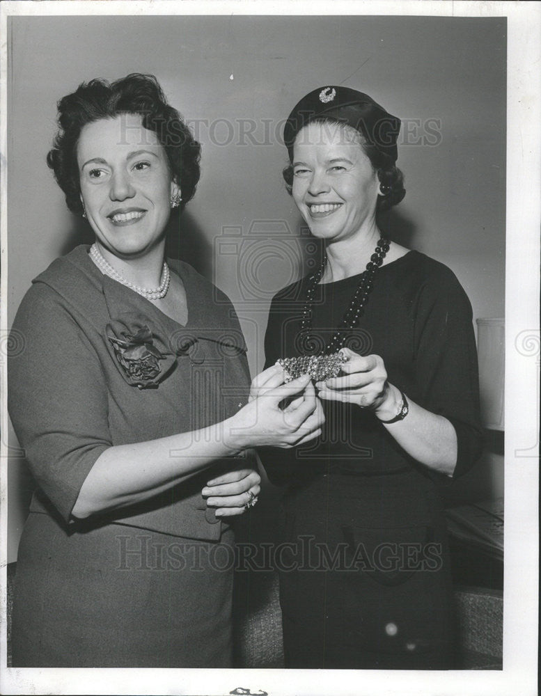 1960 Press Photo Carol Fox and Mrs Leona Murphy - Historic Images