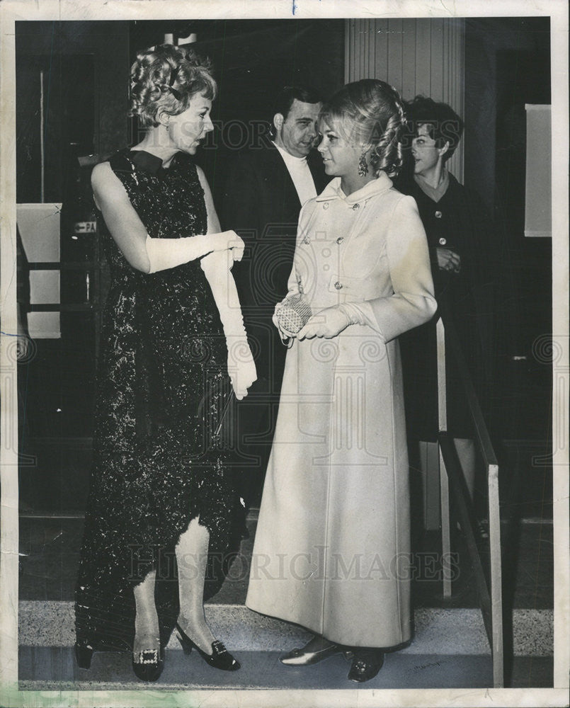 1968  Press Photo Mrs William Englehauot Welcomes Patricia Marshall To Ballet - Historic Images