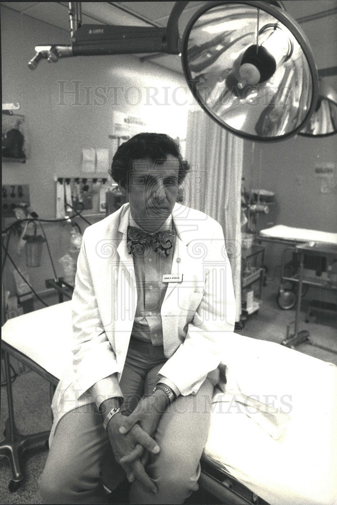 1987 Press Photo Richard Ratzan University Connecticut Health Center Farmington - Historic Images