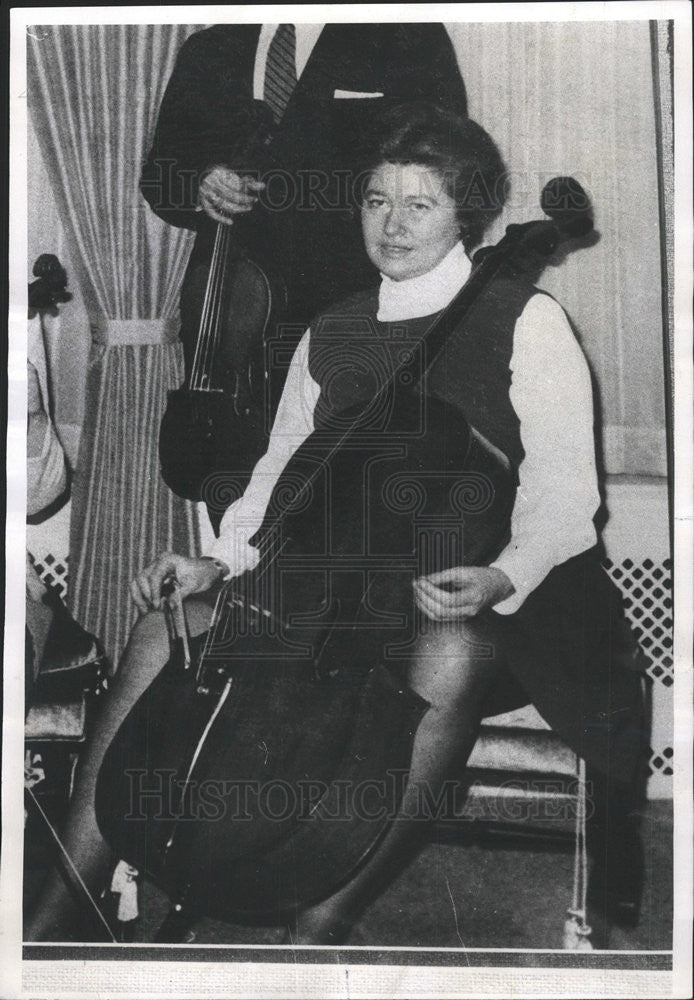 1977 Press Photo Mrs Mari Jane Siegal with her cello - Historic Images