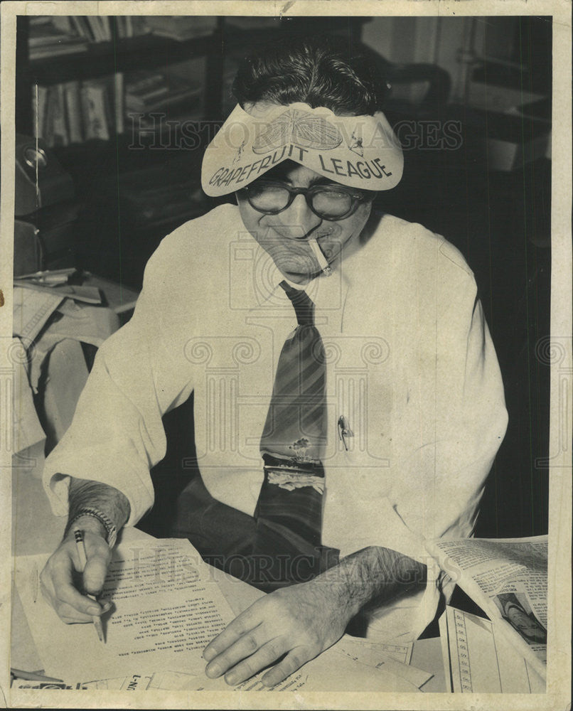 1954 Press Photo Assisstant Sports Editor Seymour Shub Wear Grapefruit Eyeshade - Historic Images