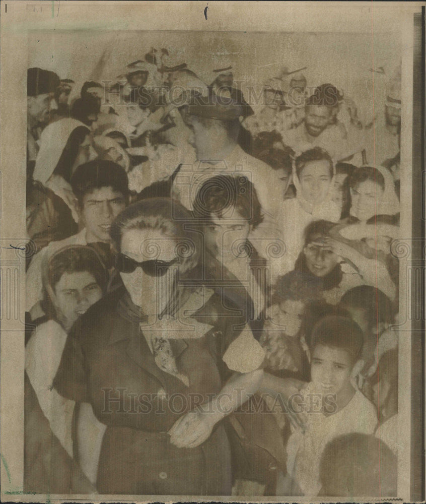 1967 Press Photo Princess Muna Hussein Of Jordan Surrounded People During Visit - Historic Images