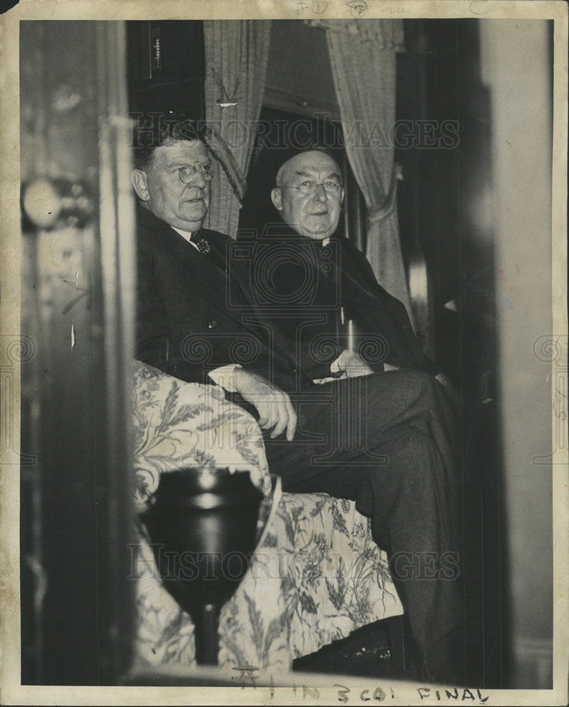 1938 Press Photo Mayor Edward Kelly George Mundelein Look Through Train Window - Historic Images