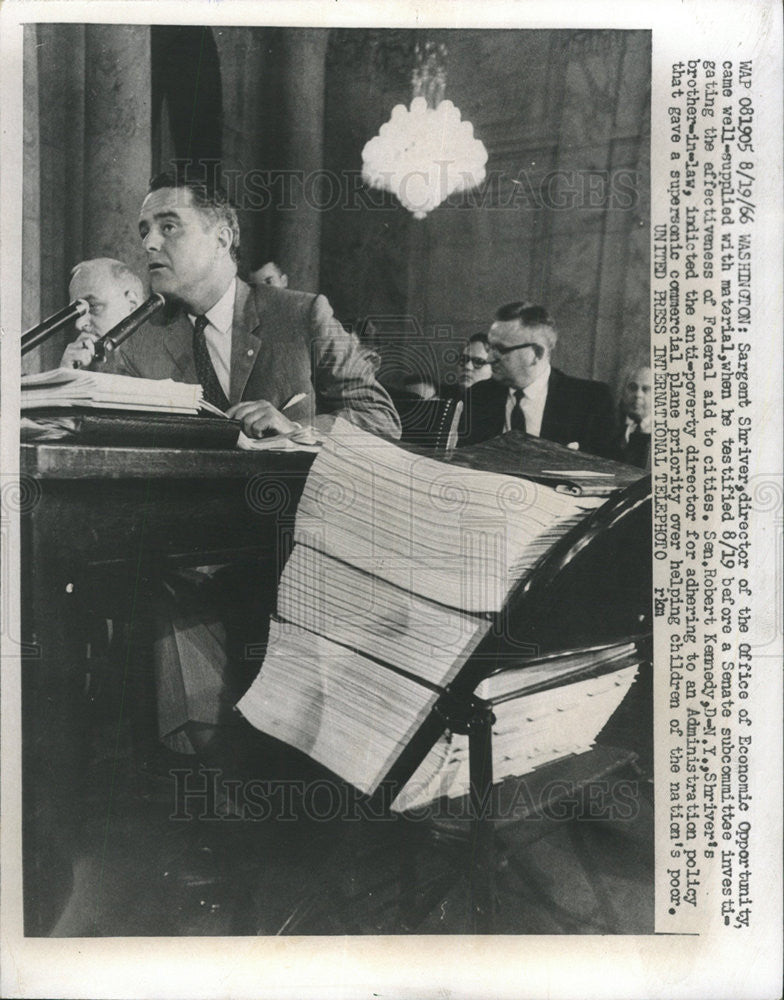 1966 Press Photo Sargent Shriver, director of the Office of Economic Opportunity - Historic Images