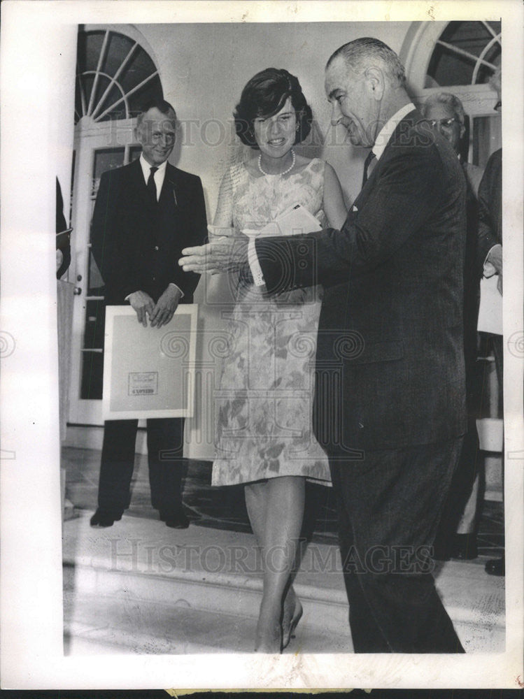 1964 Press Photo Johnson Introduces Mrs Eunice Shriver At Rose Garden Ceremony - Historic Images