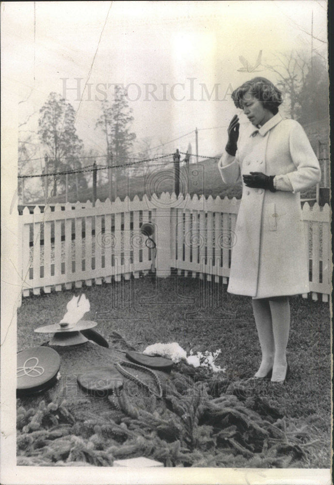 1985 Press Photo Shriver Stands In Meditation At Grave Of Brother In Arlington - Historic Images