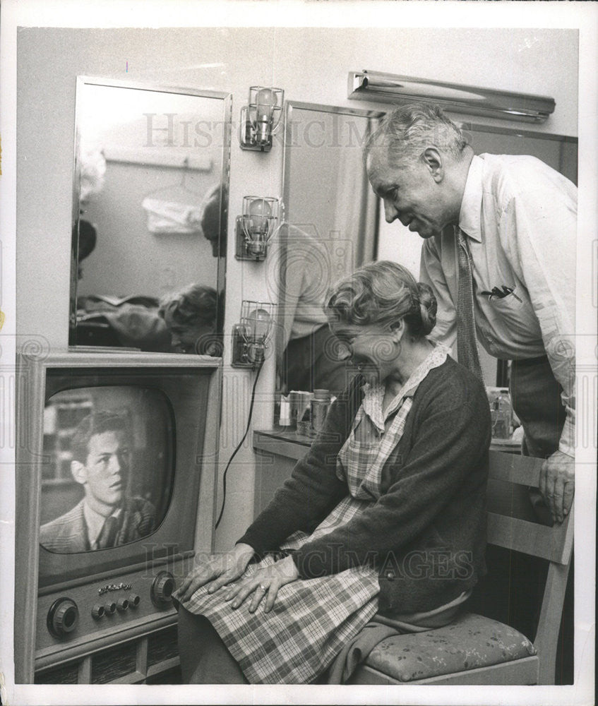 1955 Press Photo Actress Helen Hayes and husband Charles MacArthur watches son - Historic Images