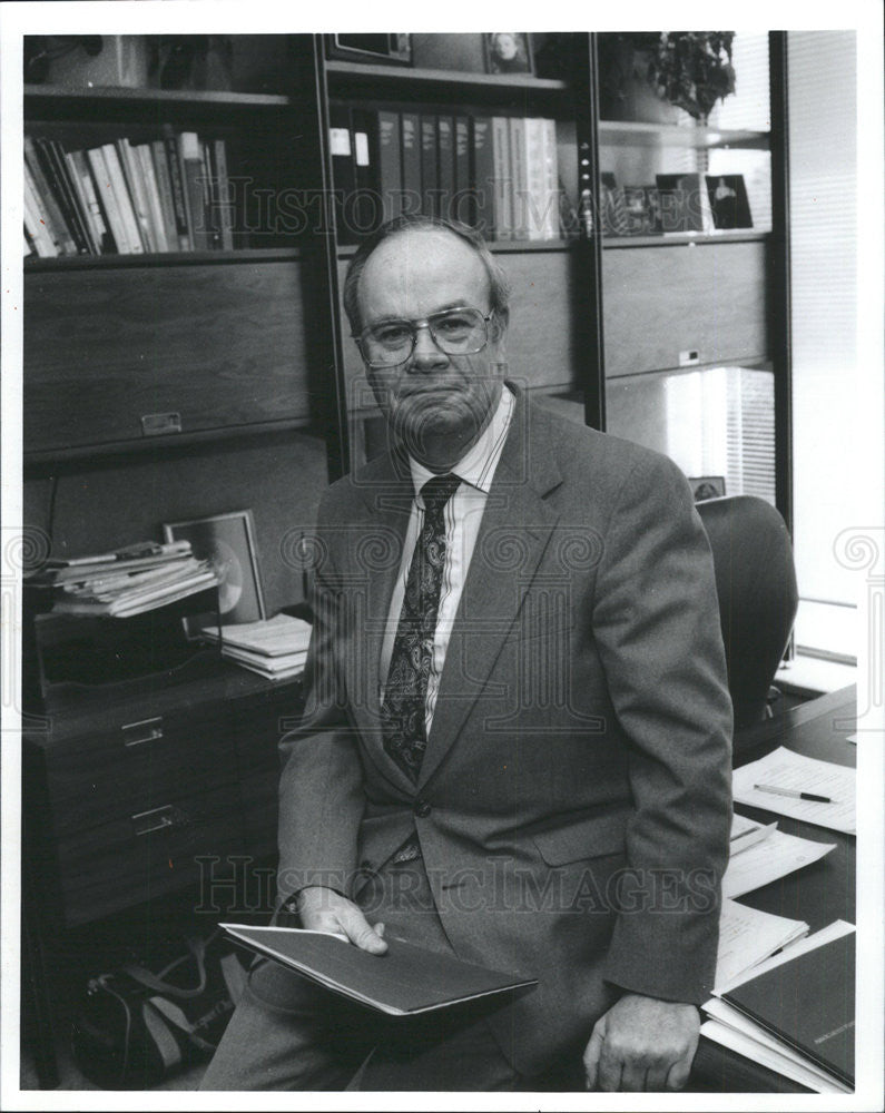 1981 Press Photo Chief executive Malcolm MacCoun of Northwest Community Hospital - Historic Images