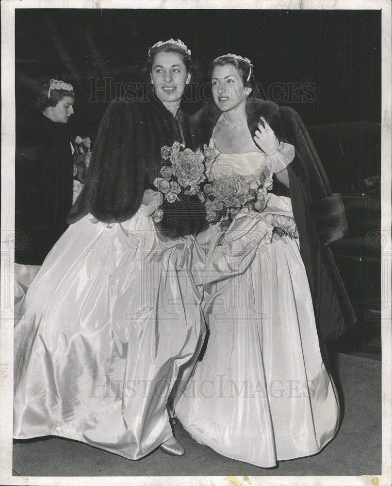 1953 Press Photo Bridesmaid Ann McArthur At Wedding Of Terry Robbins - Historic Images