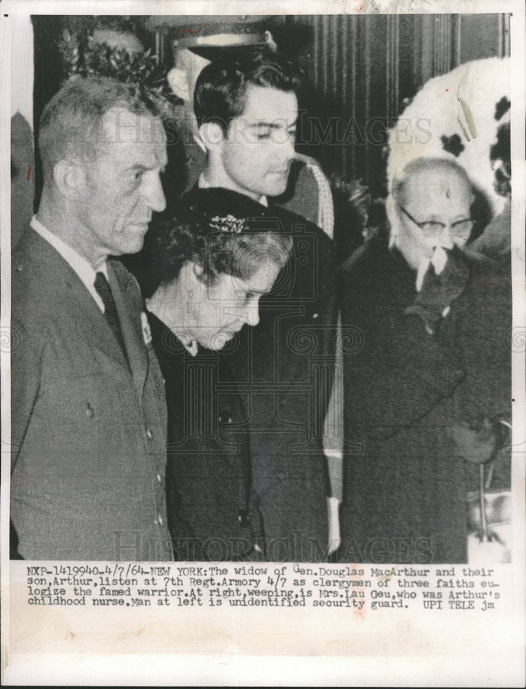 1964 Press Photo Widow of Gen MacArthur and son Arthur at funeral - Historic Images