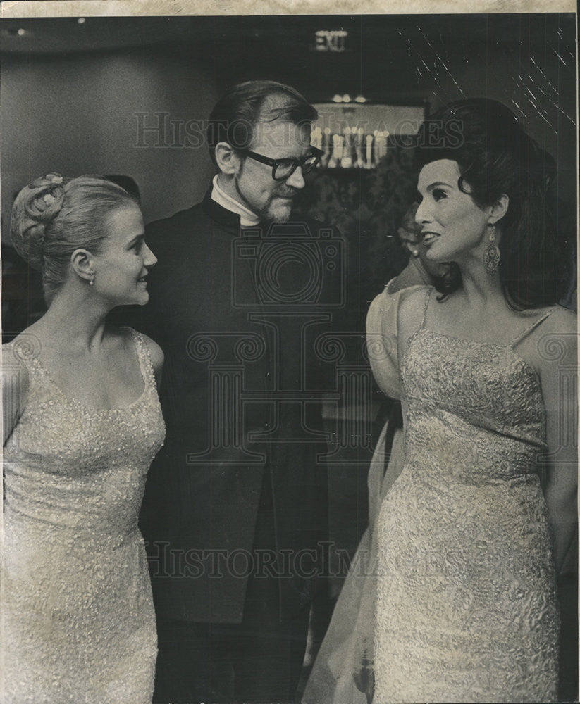 1968 Press Photo Brian Macdonald Chats With Carlotta McGuire At Midnight Party - Historic Images