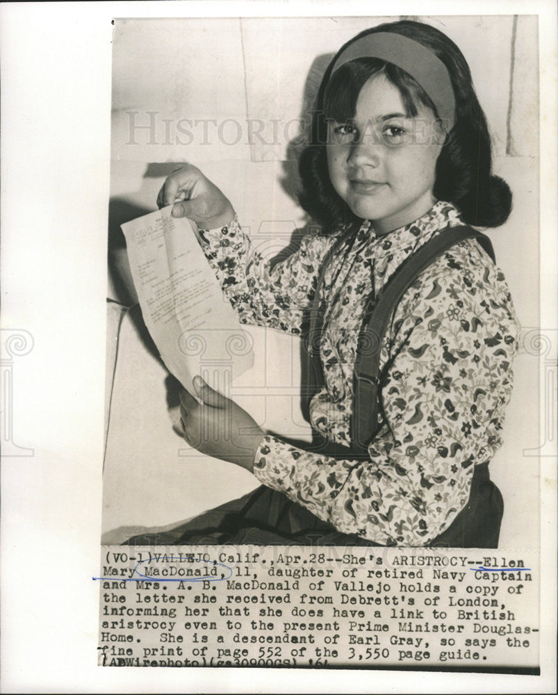 1964 Press Photo Ellen Mary MacDonald And MacDonald Hold A Copy Of Letter - Historic Images