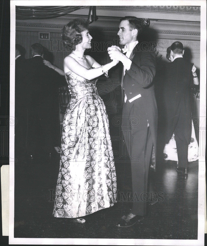 1961 Press Photo Elsie MacDonald Edward Huebner In Drake Hotel - Historic Images