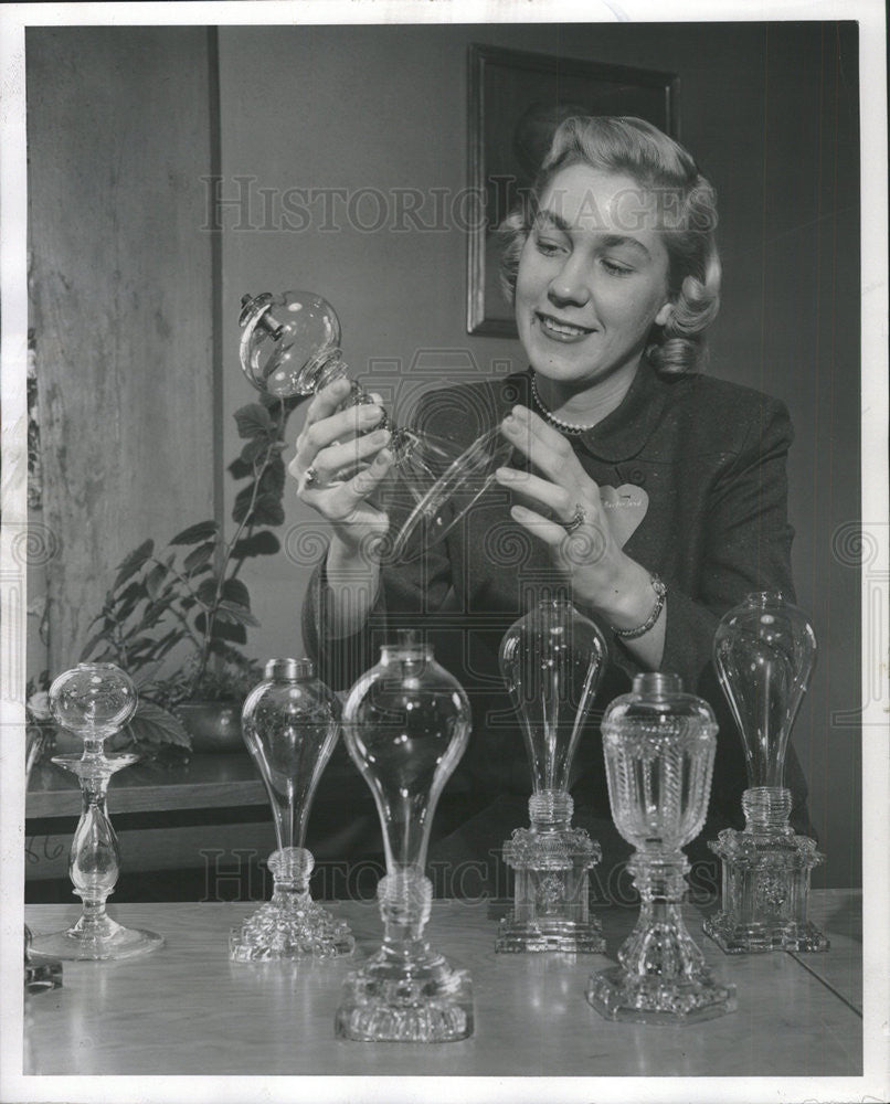 1958 Press Photo Mrs. David Macfarland holding a whale oil lamp in used in 1830 - Historic Images